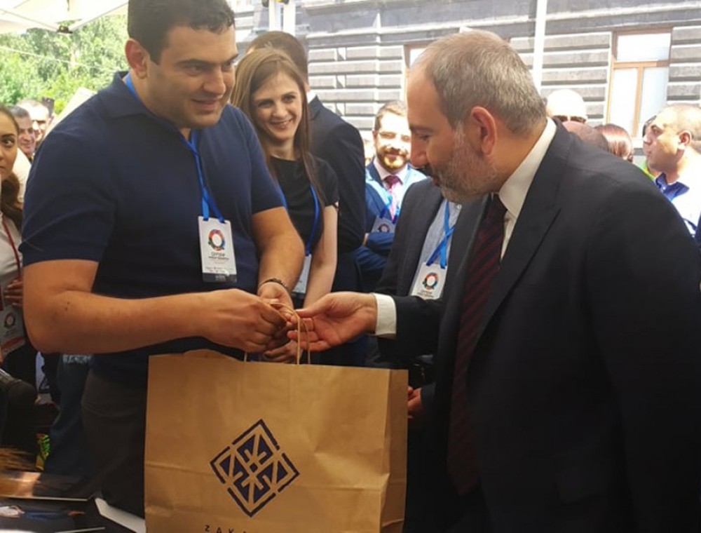«Զաքարյան» ընկերությունը վարչապետին ջինսե տաբատ նվիրեց